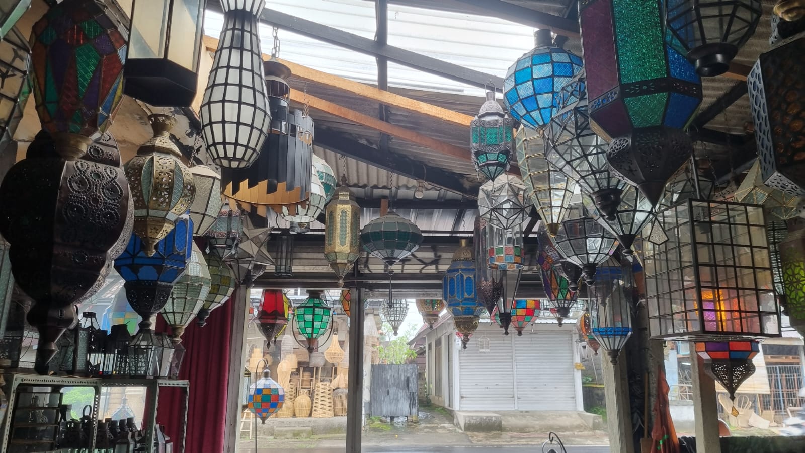 Display lampu hias Maroko